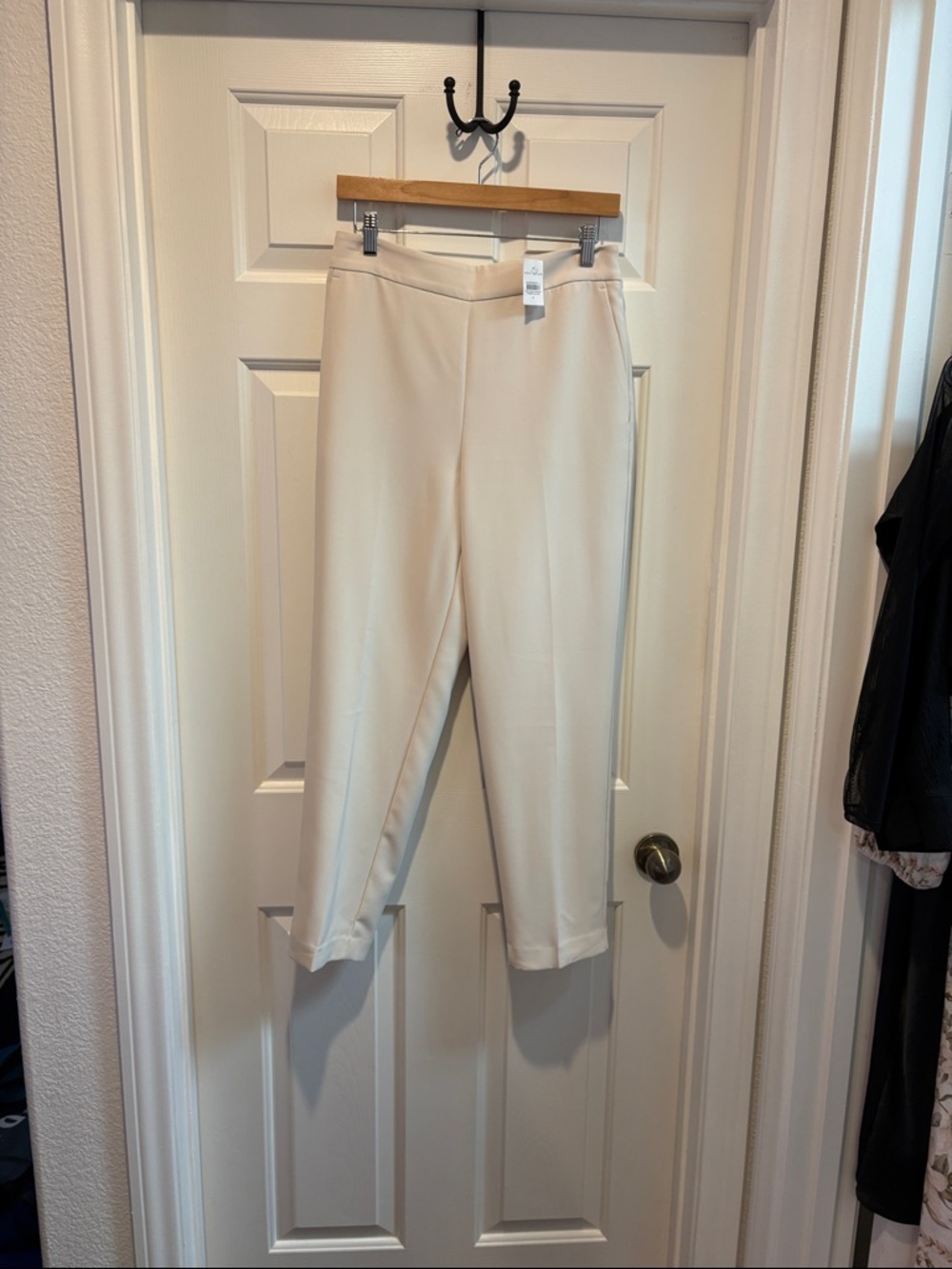 Ann Taylor Cream Cropped Straight-Leg Pants